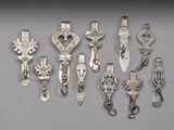 tout un tas d'objets métalliques divers posés sur une table