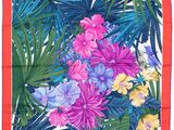 un gros plan sur un foulard à motifs floraux colorés sur fond blanc