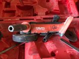 une boîte à outils rouge avec des outils à l'intérieur