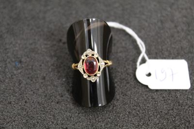 une bague ornée d'une pierre rouge et d'une étiquette de prix