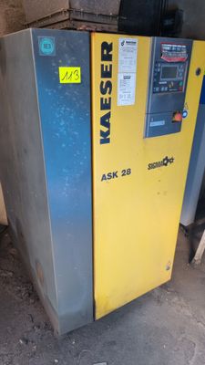 une machine posée sur le sol devant un bâtiment