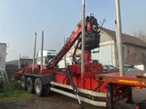 un camion rouge équipé d'une grue à l'arrière