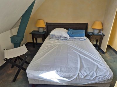 SUR DÉSIGNATION Lit et literie, deux chevets, deux lampes, t…