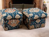 deux poufs placés côte à côte devant une cheminée