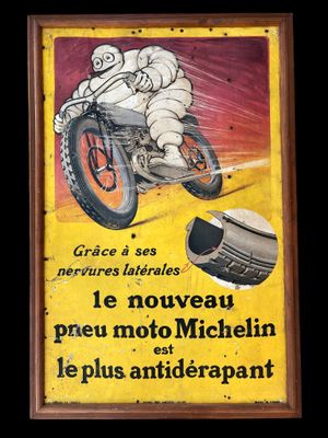 une affiche représentant un homme à moto dans la rue