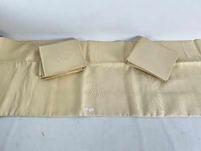 trois serviettes de table posées sur une table recouverte d'une nappe blanche