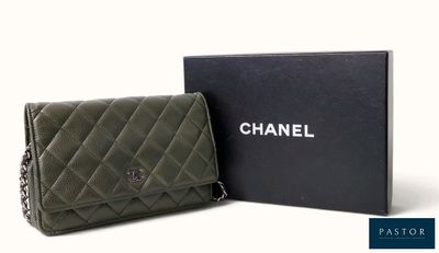 Portefeuille-sac Chanel en cuir d'agneau matelassé vert