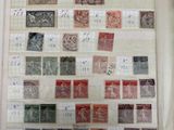 une photo d'une photo d'un livre avec des timbres