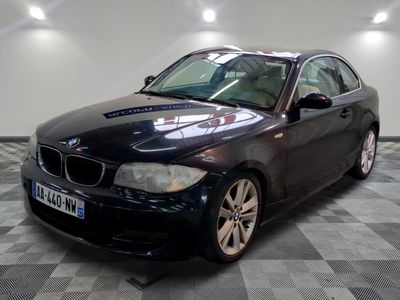 une photo d'une voiture bmw noire garée dans un garage
