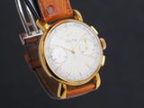 Gros plan sur une montre-bracelet avec un bracelet marron