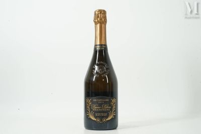 gros plan d'une bouteille de champagne sur une surface blanche