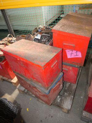 Plusieurs cartons rouges sont empilés les uns sur les autres dans un entrepôt