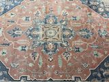 un grand tapis oriental sur le sol d'une pièce