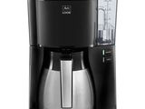 gros plan d'une cafetière sur fond blanc