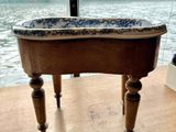 une table en bois sur laquelle se trouve un bol bleu et blanc