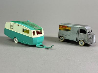 deux petites voitures placées l'une à côté de l'autre