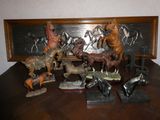 un grand nombre de figurines posées sur une table