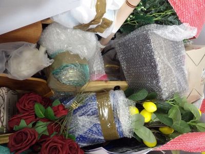 un tas d'objets posés sur une table