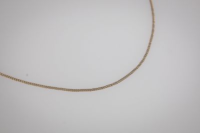 un collier en chaîne en or avec un fermoir en diamant sur fond blanc