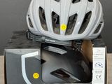 un casque posé sur une boîte