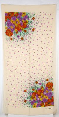 une photo d'un foulard à motifs floraux accroché au mur
