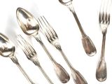 cinq cuillères en argent et six cuillères en argent posées sur un fond blanc