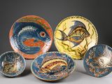 cinq assiettes aux motifs variés posées sur une table