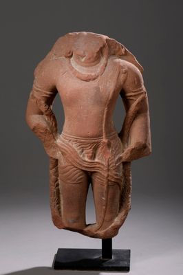 une statue antique représentant un homme, les mains dans les poches