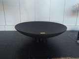 une table noire posée sur un tapis au sol