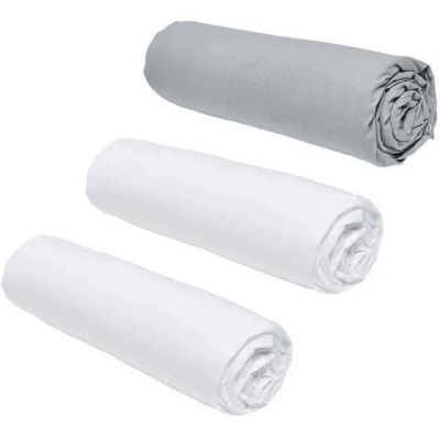 trois rouleaux de serviettes blanches posés les uns à côté des autres sur une surface blanche