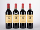trois bouteilles de vin rouge posées l'une à côté de l'autre sur une surface blanche