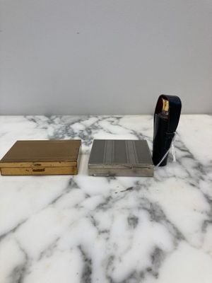 deux briquets posés l'un à côté de l'autre sur une table en marbre