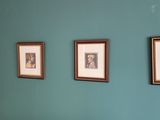 quatre tableaux encadrés accrochés au mur d'une pièce