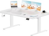 Le bureau est blanc et il y a deux écrans posés dessus.