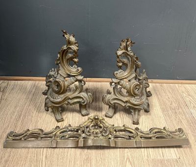 Paire de chenets et barre ajourée en bronze ciselé et doré à…