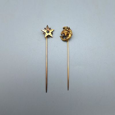 une paire de boucles d'oreilles en or ornées d'une étoile et d'une lune