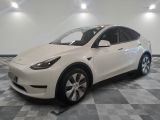 La Tesla Model X blanche est garée dans une salle blanche