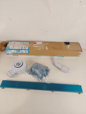 une boîte de papier toilette, un rouleau de papier toilette et un rouleau de papier toilette posé sur une table