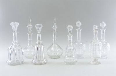 sept vases en verre posés les uns à côté des autres sur une table