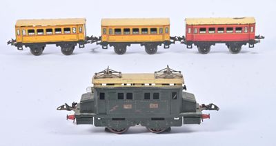 quatre petits trains miniatures posés sur une surface blanche, avec un fond blanc