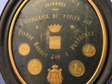 une horloge noire et dorée ornée d'une couronne dorée