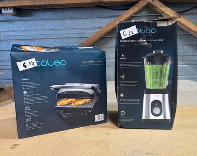 deux cartons de mixeurs posés l'un à côté de l'autre sur une table