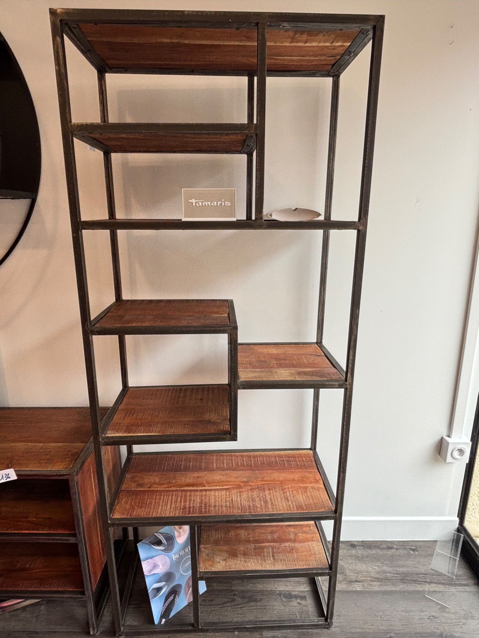 Etagère en métal et bois à huit niveaux asymétriques