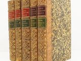 un ensemble de cinq livres superposés