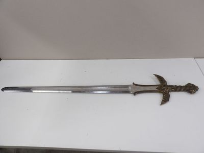 une image représentant une épée posée sur une table, sur laquelle se trouve un oiseau