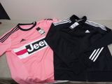 Deux maillots de football sont posés l'un à côté de l'autre sur un canapé.