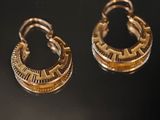 deux paires de boucles d'oreilles en or ornées de chiffres romains
