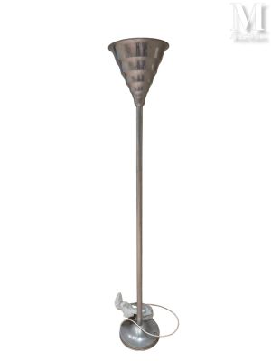 un gros plan d'un lampadaire en métal sur fond blanc