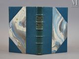 un livre bleu avec une couverture marbrée