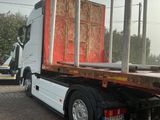 un camion blanc avec une caisse rouge à l'arrière